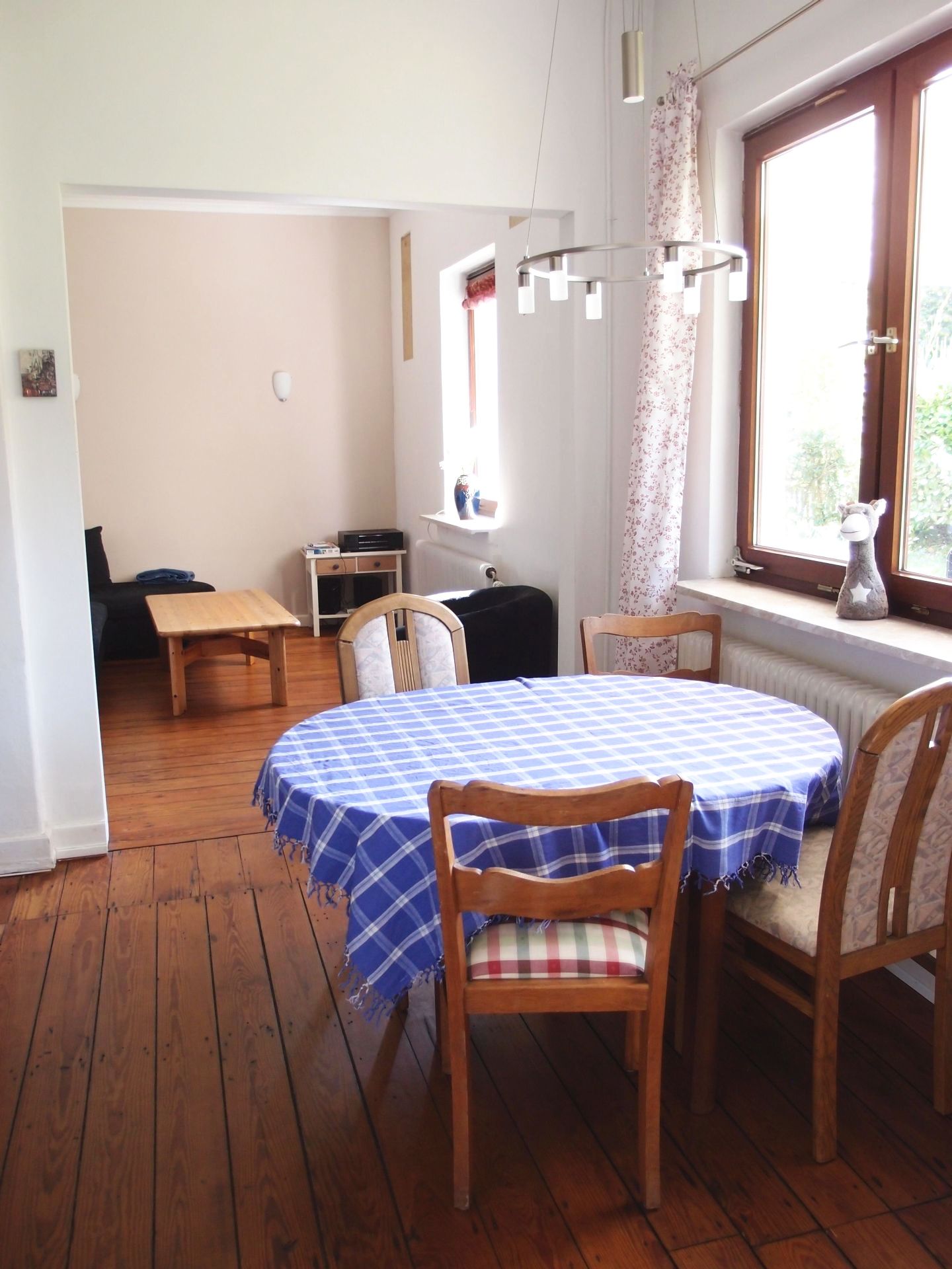 Essbereich mit Blick ins Wohnzimmer